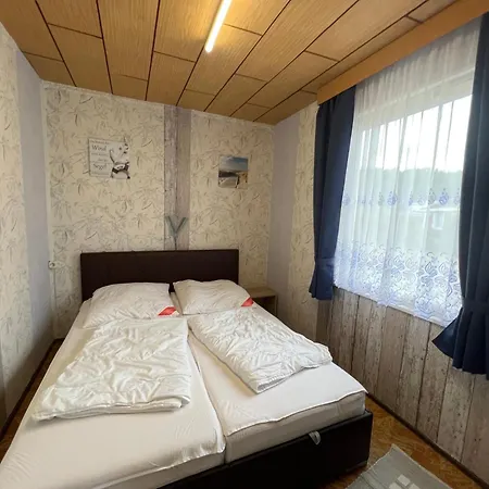 Ferien-bungalow Nr -4- Im Seebad Ueckermündeot Bellin *